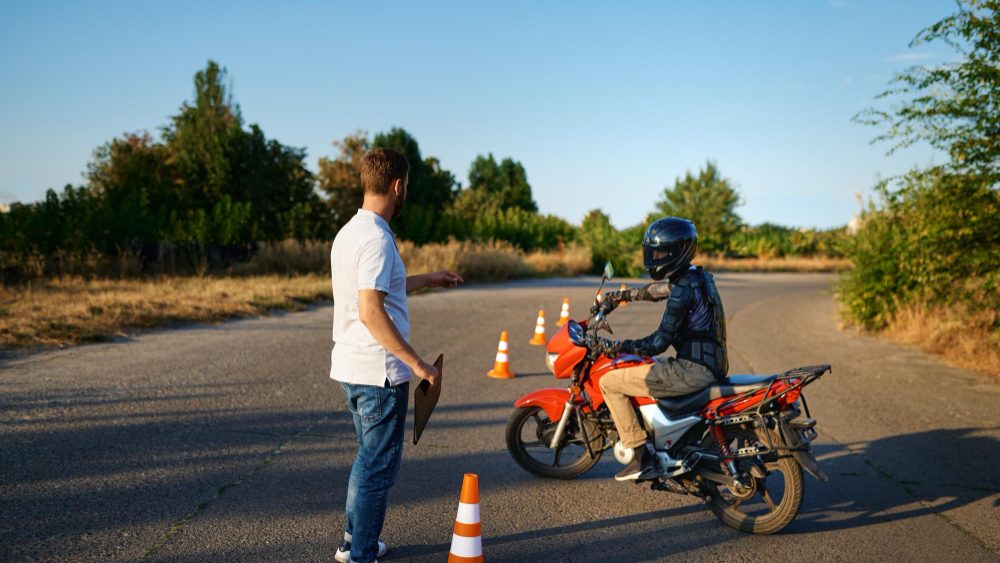 תאונת דרכים של תלמיד בזמן שיעור נהיגה על אופנוע האם מגיע פיצוי